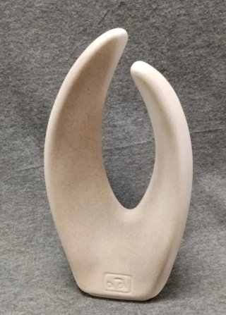 Pequeña escultura de cerámica texturizada
