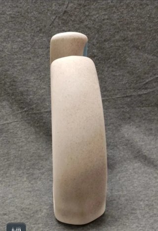 Pequeña escultura de cerámica texturizada