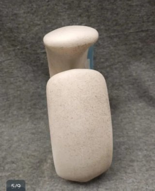 Pequeña escultura de cerámica texturizada