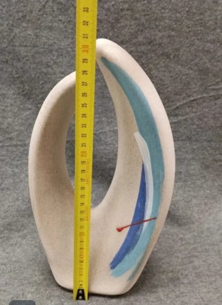 Pequeña escultura de cerámica texturizada