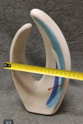 Pequeña escultura de cerámica texturizada