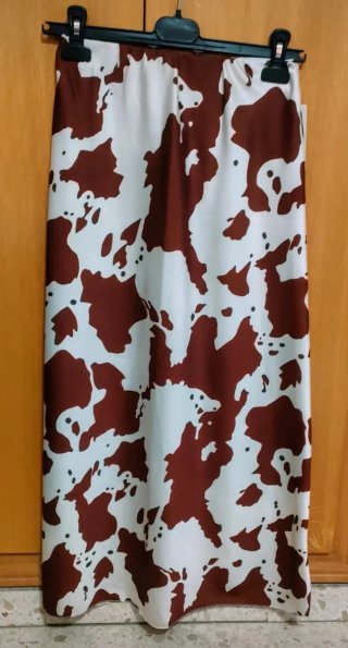 Falda satinada estampado vaca