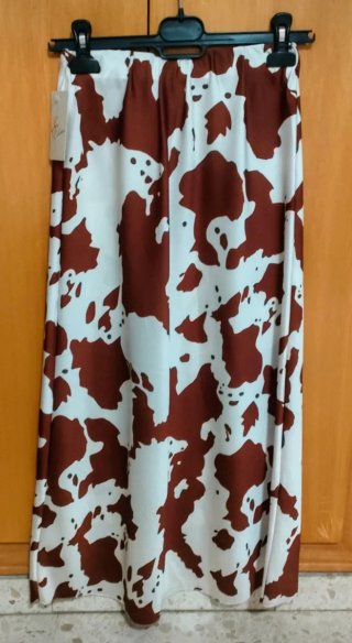Falda satinada estampado vaca