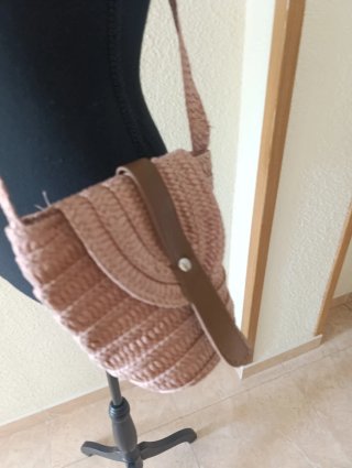 Bolso de rafia marrón y rosa