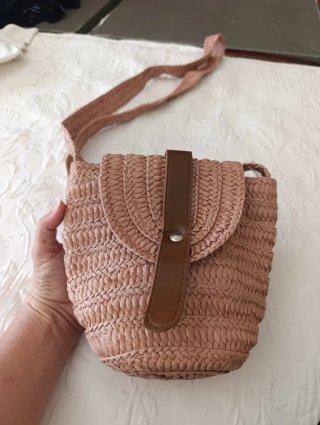 Bolso de rafia marrón y rosa