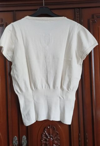 Camiseta blanca con escote