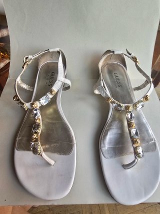 Sandalias Guess Blancas Planas con Pedrería