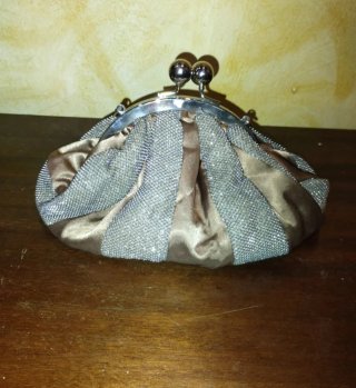Bolso de fiesta beige y plateado