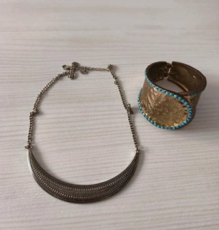 Lote Collar plateado étnico y pulsera dorada