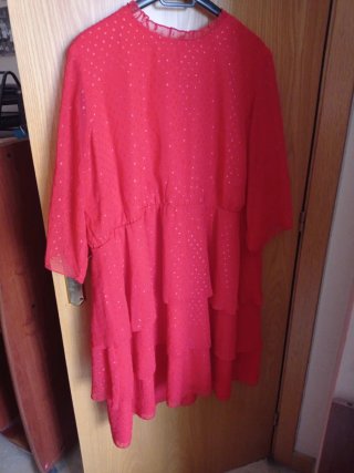 Vestido rojo con volantes y brillos
