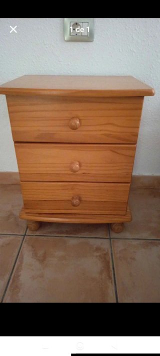 Comodino in legno con tre cassetti