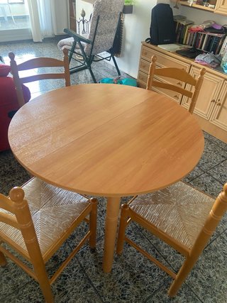 Mesa redonda extensible patas torneadas. El Vendre