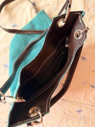 Bolso de piel serraje turquesa con bandolera y asa