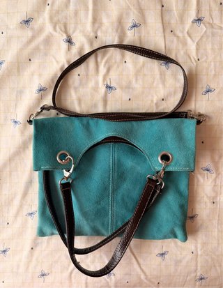 Bolso de piel serraje turquesa con bandolera y asa