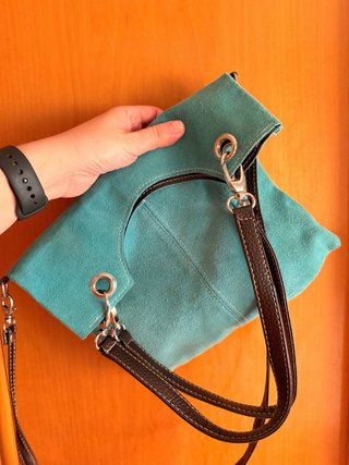 Bolso de piel serraje turquesa con bandolera y asa