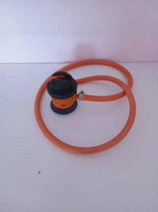 Regulador y tubo de gas naranja