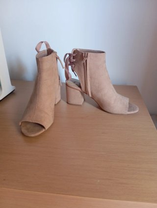 Botines Beige Peep Toe con Cordones