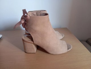 Botines Beige Peep Toe con Cordones