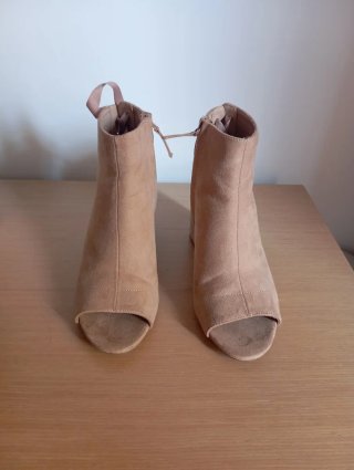 Botines Beige Peep Toe con Cordones