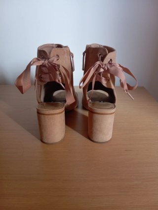 Botines Beige Peep Toe con Cordones
