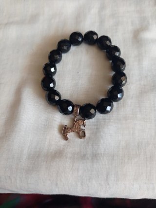 Pulsera de cuentas negras con charm de caballo ,