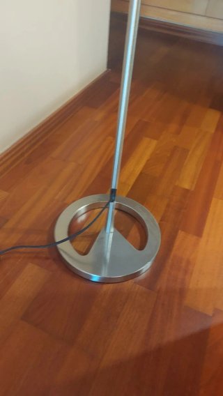 Lámpara de pie negra moderna