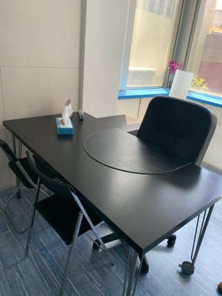 Escritorio de oficina negro y azul