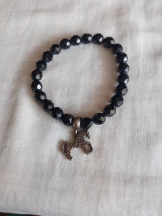 Pulsera de cuentas negras con charm de caballo