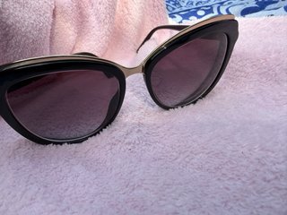 Gafas de sol negras y doradas