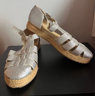 Sandalias cangrejeras plateadas con cuña