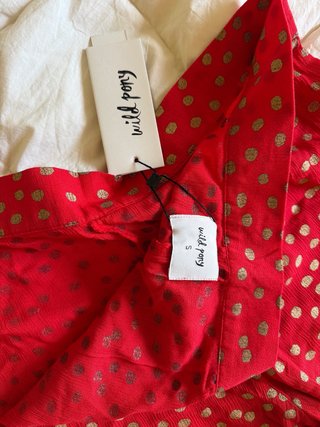 Pantaloni rossi a pallini dorati
