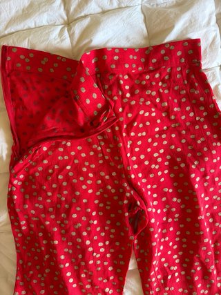 Pantaloni rossi a pallini dorati