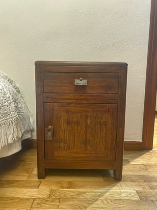 Mesita de noche madera estilo antiguo