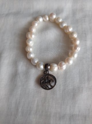 Pulsera de perlas con charm de caballo