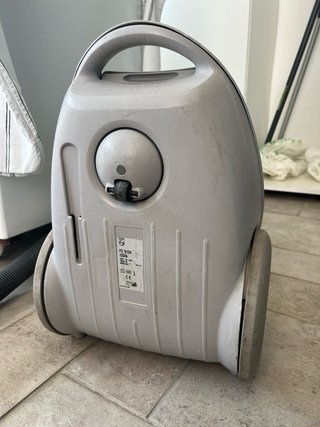 Aspiradora gris con cable