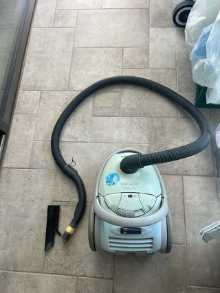 Aspiradora gris con cable