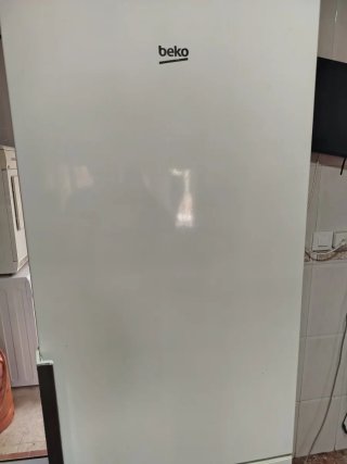 Frigorífico Beko blanco, lavavajillas mini y horno
