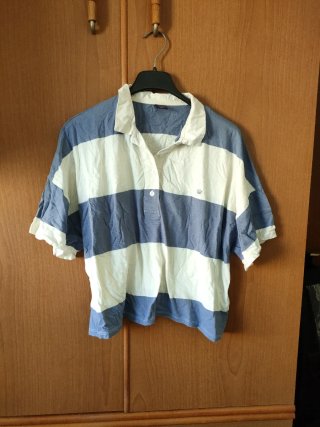 Polo a righe blu e bianche