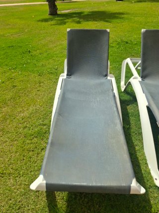 3 tumbonas de tela y plástico