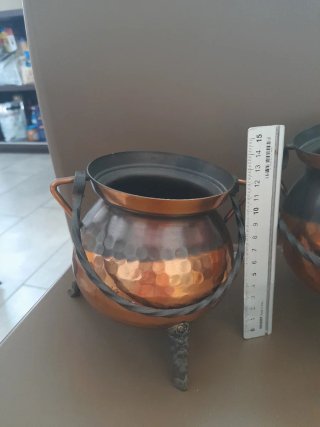 Vasi in rame decorati con manici