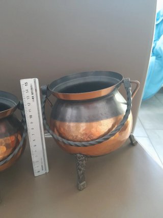 Vasi in rame decorati con manici