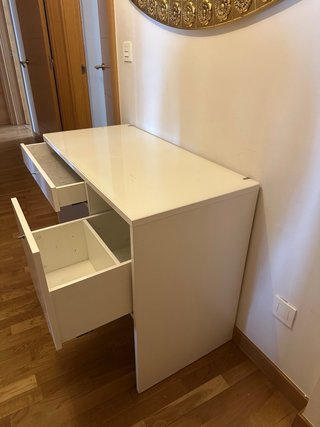 Escritorio blanco con cajón y armario