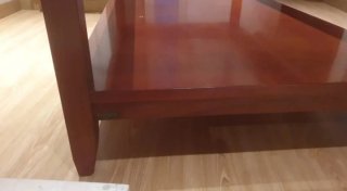 Mesa de centro de madera de nogal y cristal. URGE
