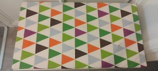 Banco Ikea con cojín estampado