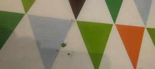 Banco Ikea con cojín estampado