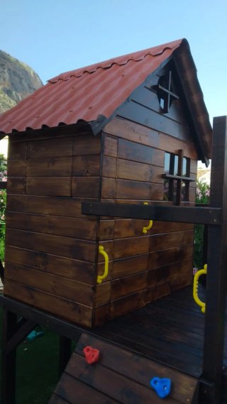 Parque infantil con casita.