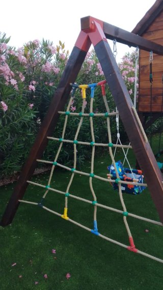 Parque infantil con casita.