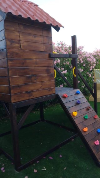 Parque infantil con casita.
