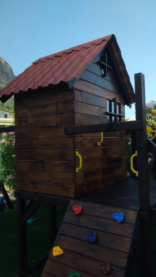 Parque infantil con casita.