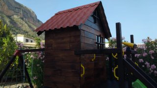 Parque infantil con casita.